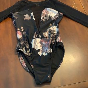 Beatiful floral mesh sleeve black dance leotard!